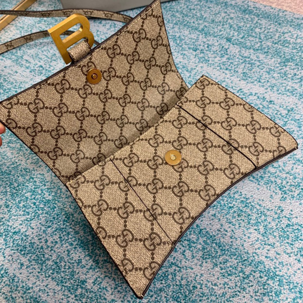 g*u*i x Ba*len*cia*ga hourglass