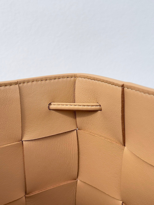 Bo*te*ga ve*ne*ta cassette bucket bag