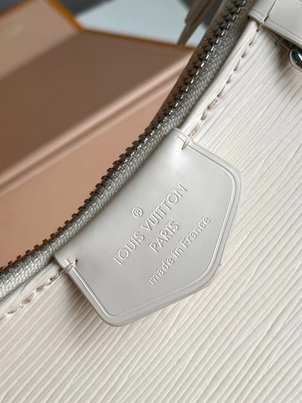 l**is V*t*n easy pouch on strap