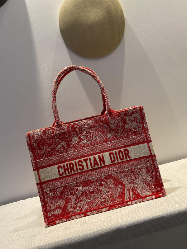 medium D*or book tote