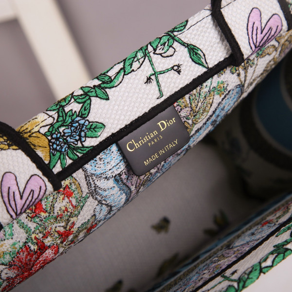 medium D*or book tote