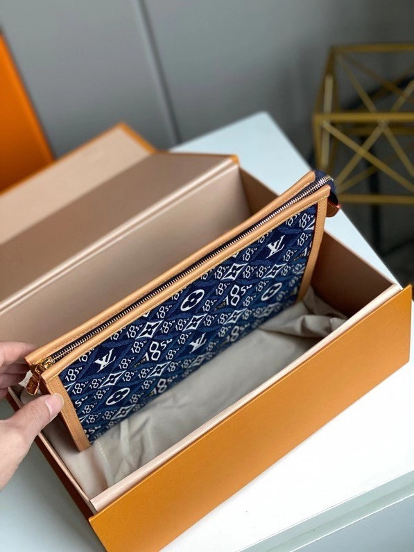 l**is V*t*n since 1854 toiletry pouch 26