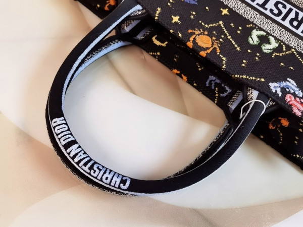 medium D*or book tote