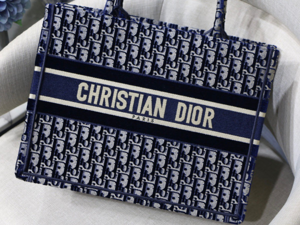 medium D*or book tote