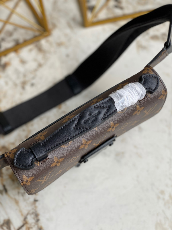 l**is V*t*n s lock sling bag