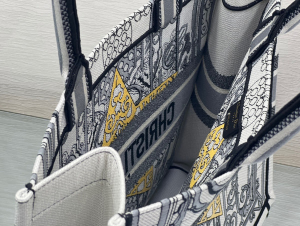 large D*or book tote