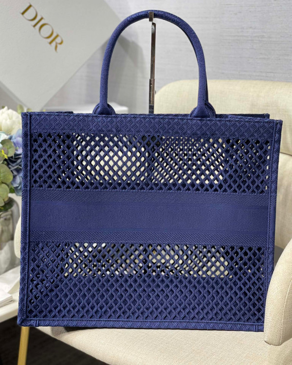 large D*or book tote