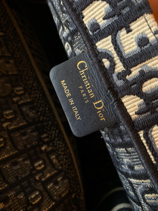 medium D*or book tote