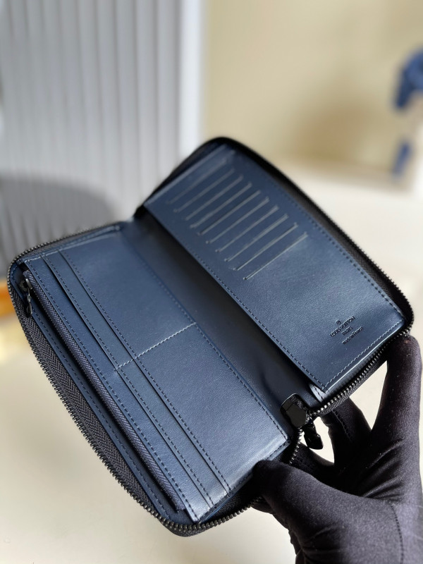 l**is V*t*n zippy wallet