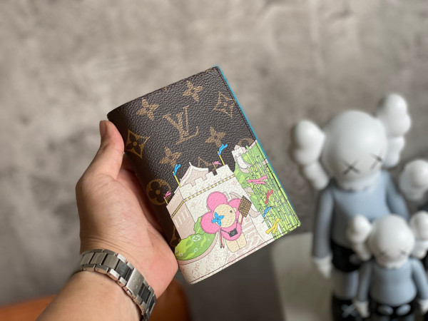 l**is V*t*n passport cover