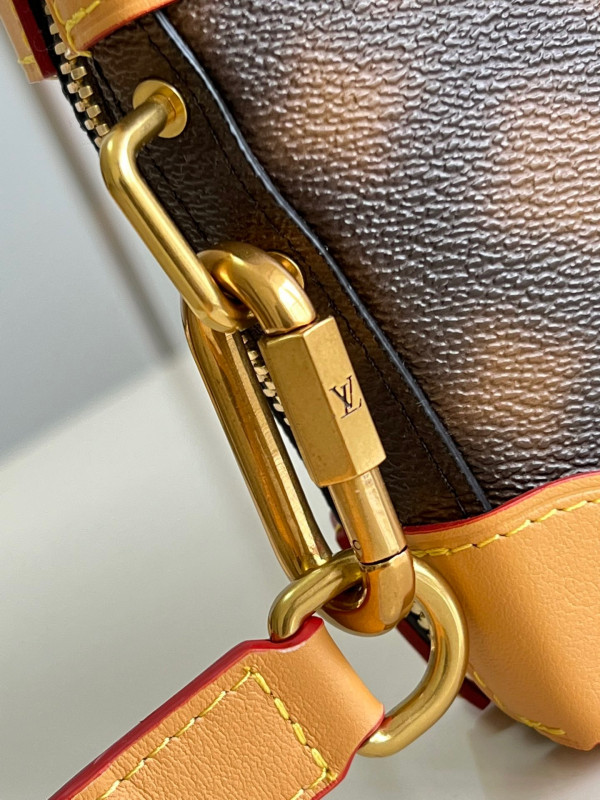 l**is V*t*n soft trunk