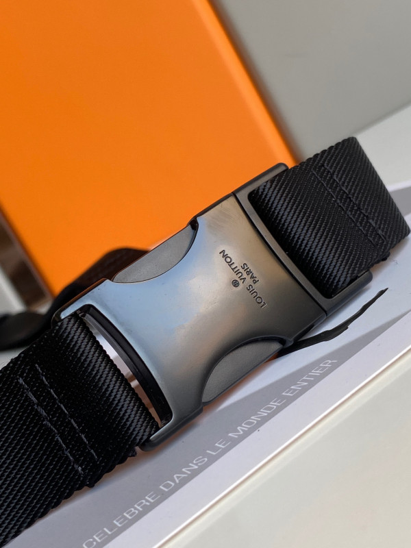 l**is V*t*n christopher bumbag