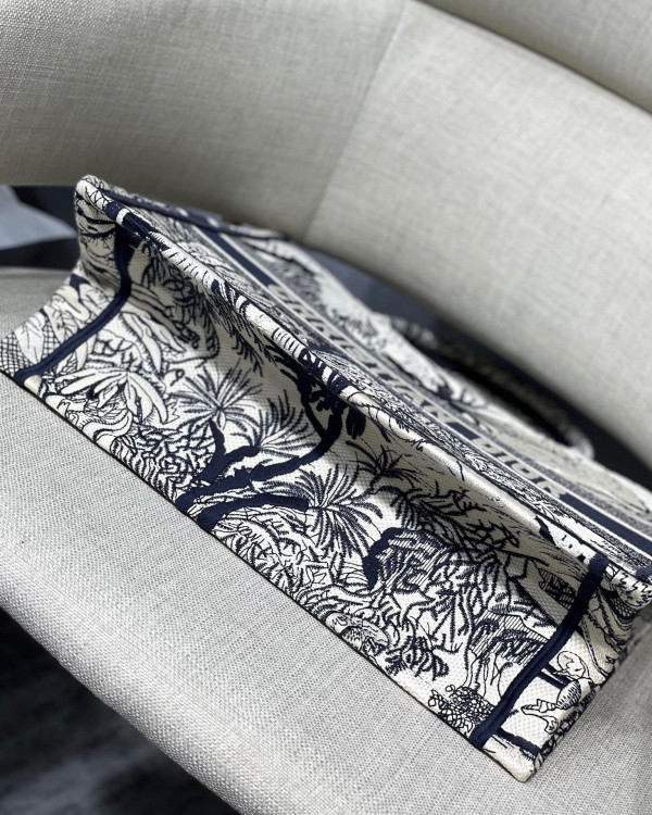 medium D*or book tote