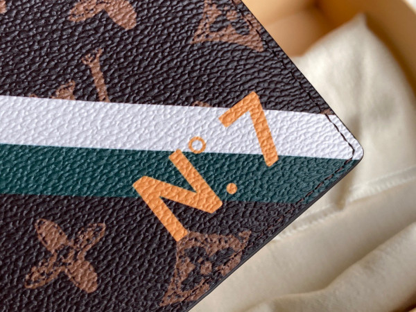 l**is V*t*n multiple wallet