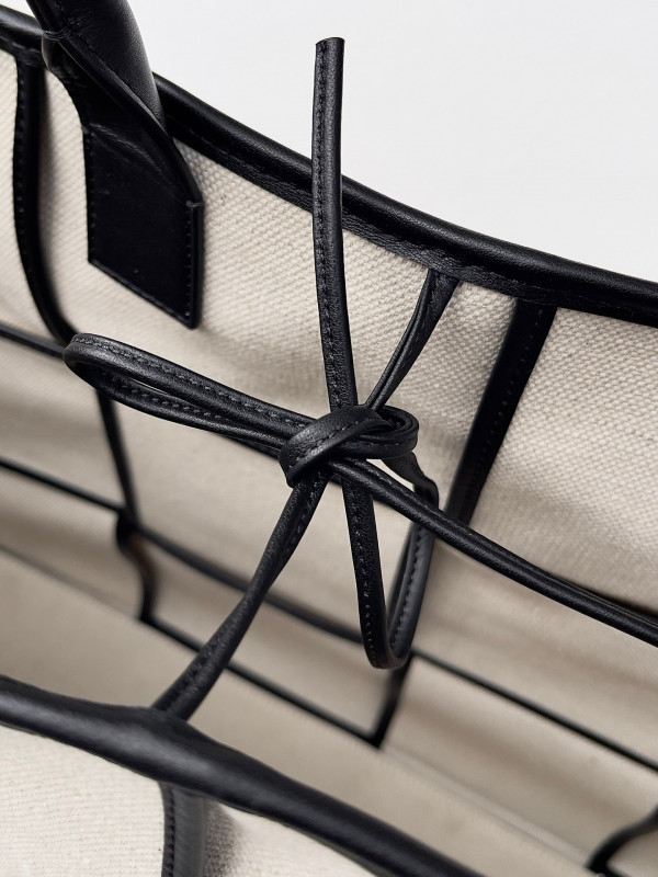 Bo*te*ga ve*ne*ta arco large tote