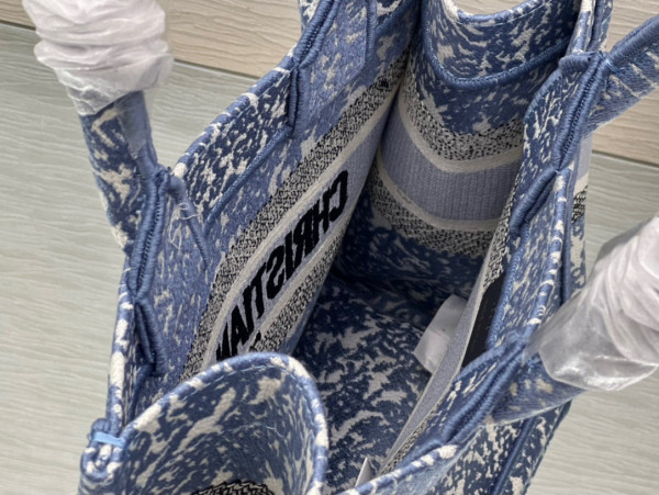 small D*or book tote