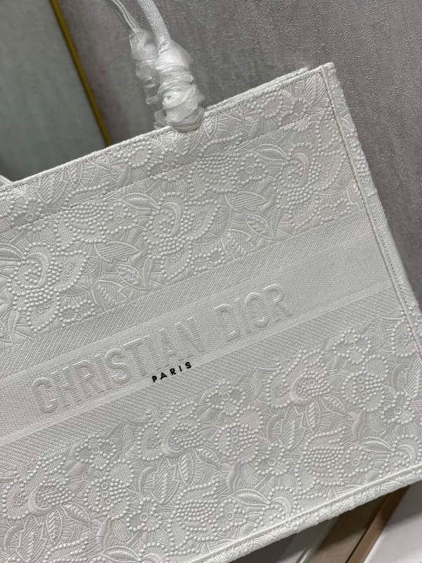 large D*or book tote