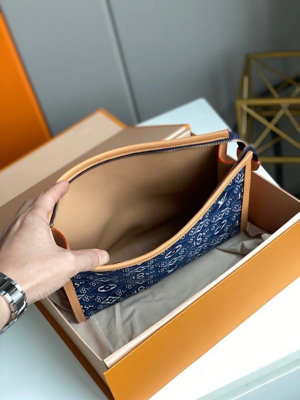 l**is V*t*n since 1854 toiletry pouch 26