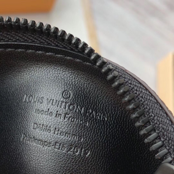 l**is V*t*n key pouch