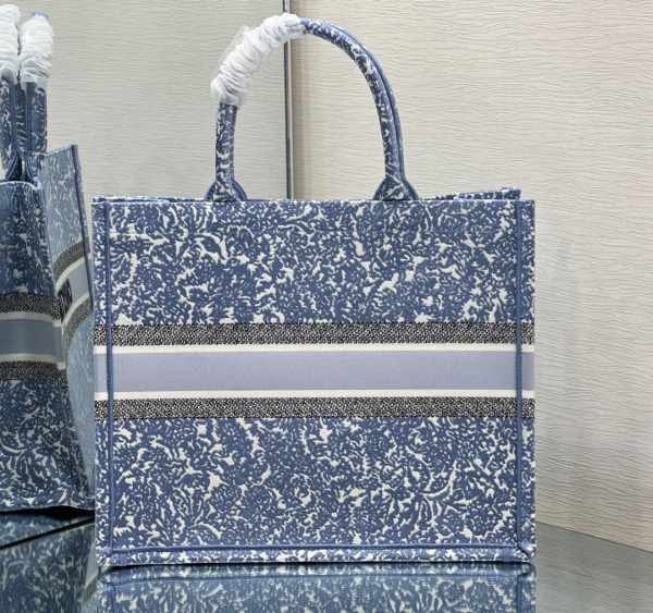 large D*or book tote