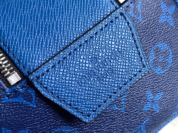 l**is V*t*n dopp kit toilet pouch