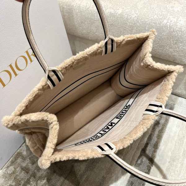 large D*or book tote