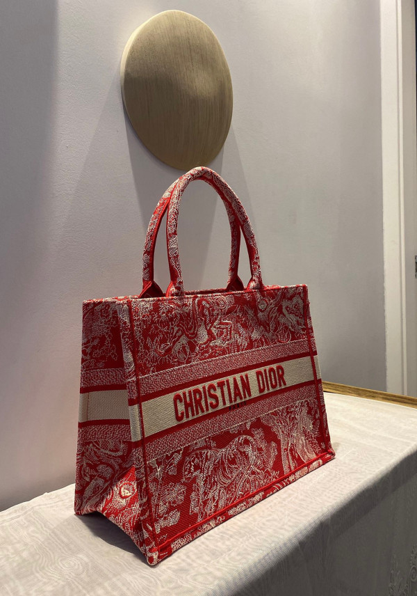 medium D*or book tote