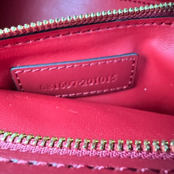 Ba*len*cia*ga hourglass