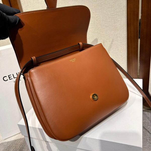 Ce**e medium tabou in smooth calfskin