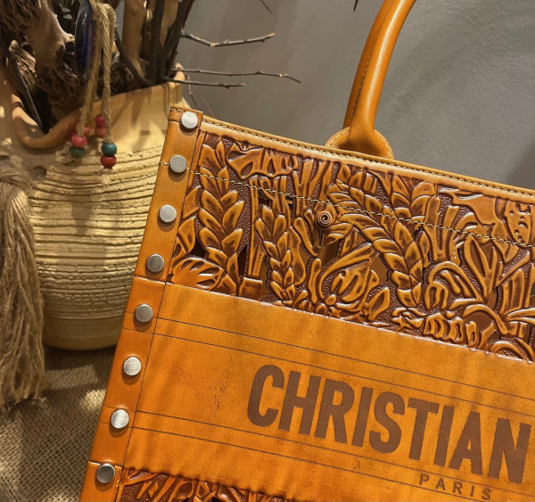 large D*or book tote