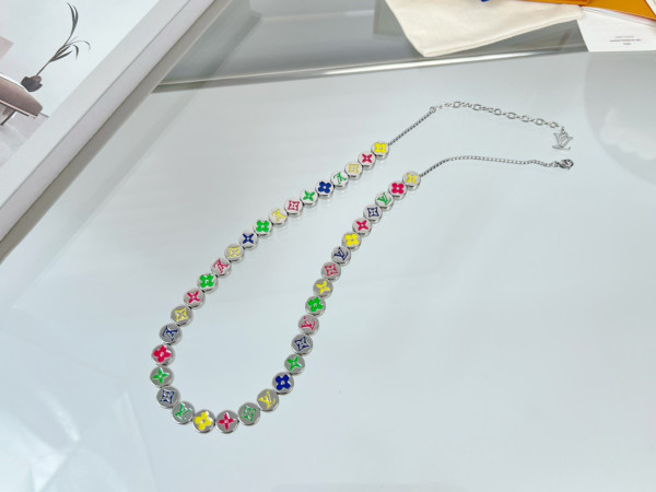 l**is V*t*n necklace