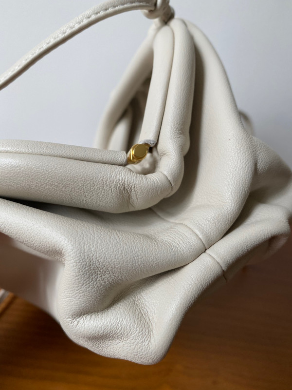 Bo*te*ga ve*ne*ta mini pouch