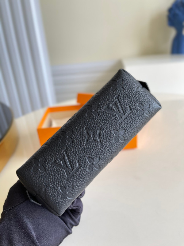 l**is V*t*n cosmetic pouch