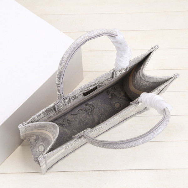 medium D*or book tote