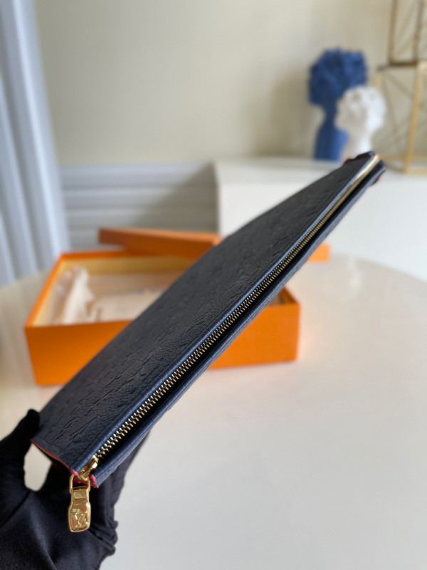 l**is V*t*n pochette voyage