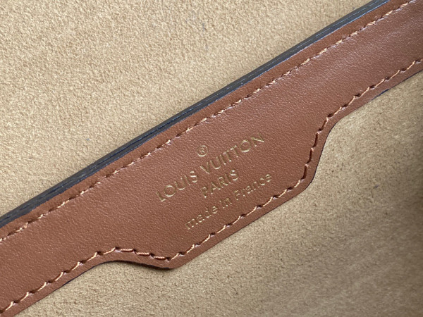 l**is V*t*n papillon trunk