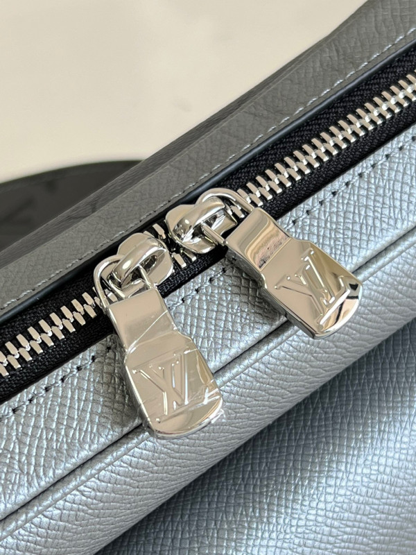 l**is V*t*n outdoor messenger