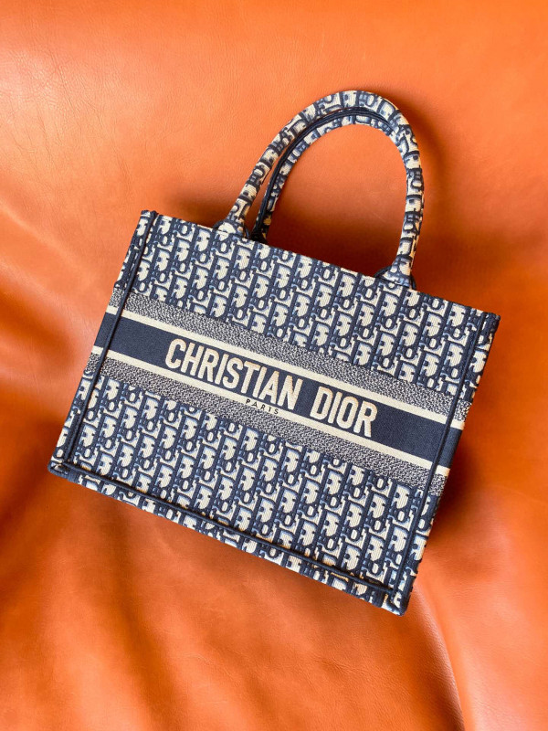 medium D*or book tote