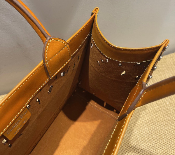 large D*or book tote