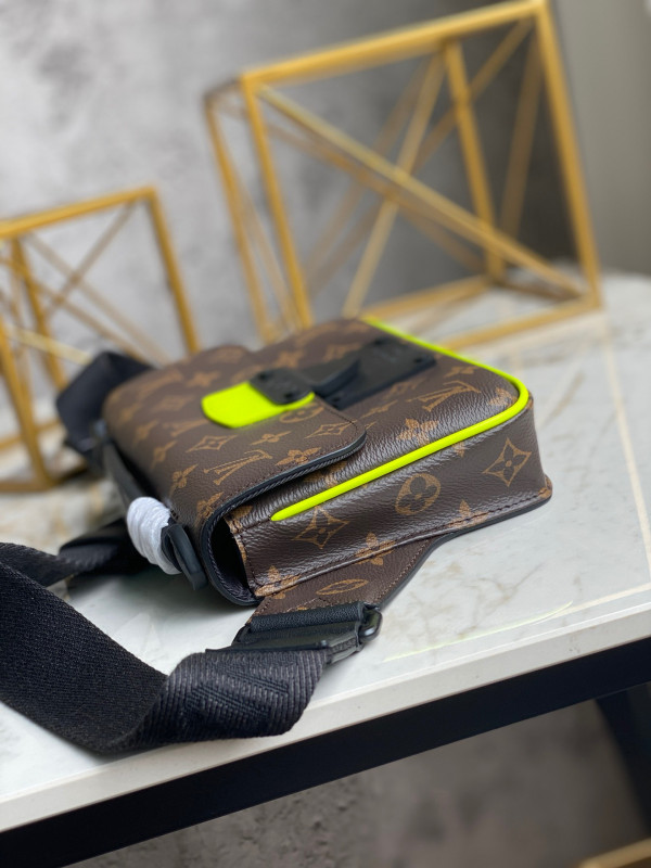 l**is V*t*n s lock sling bag