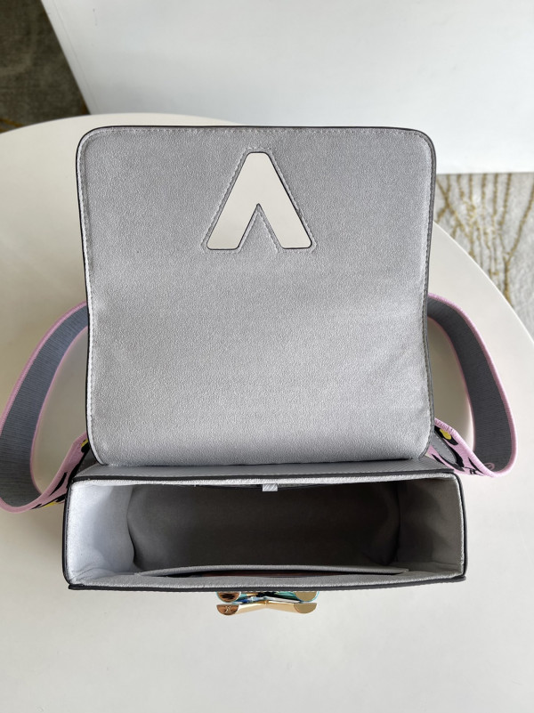 l**is V*t*n twist mm