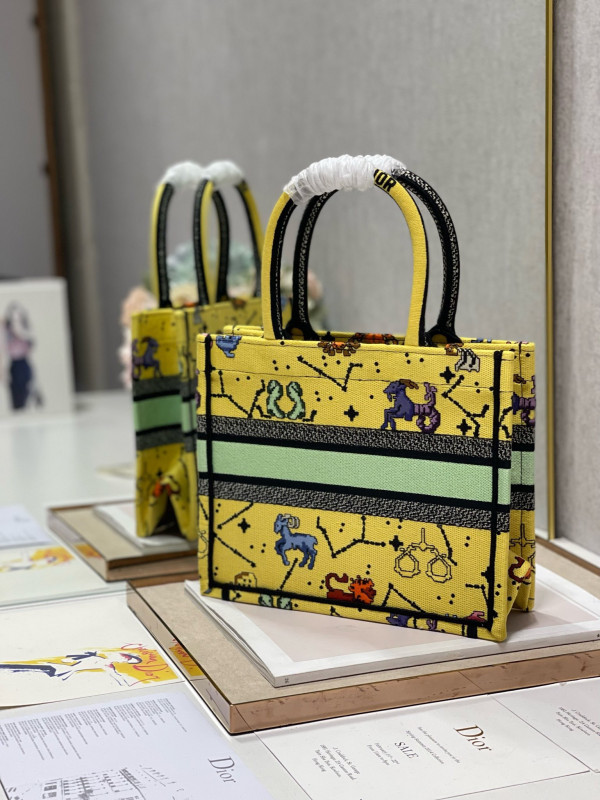 small D*or book tote