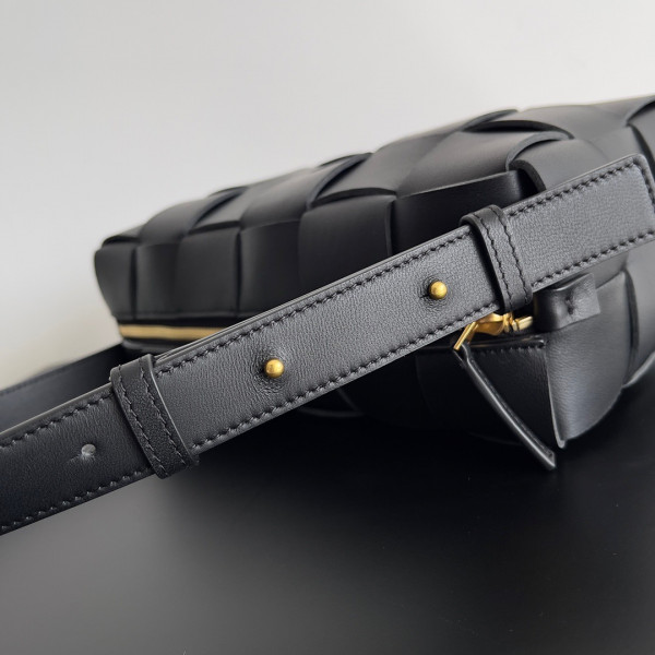 Bo*te*ga ve*ne*ta brick cassette