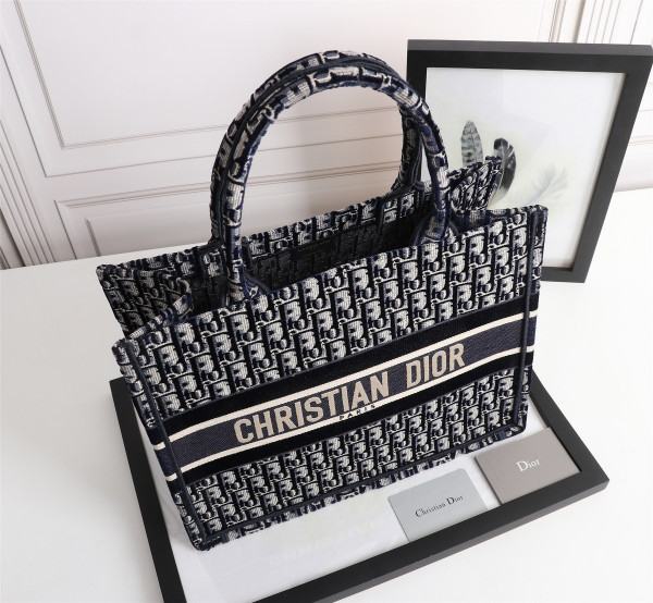 medium D*or book tote