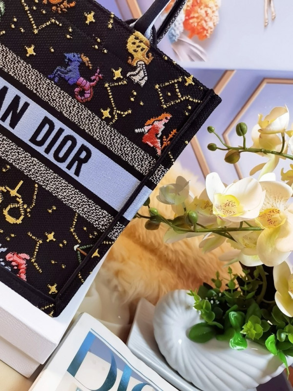 medium D*or book tote