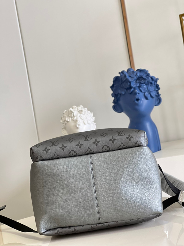 l**is V*t*n discovery backpack pm