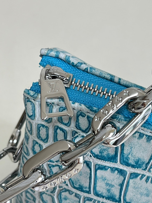 l**is V*t*n coussin pm