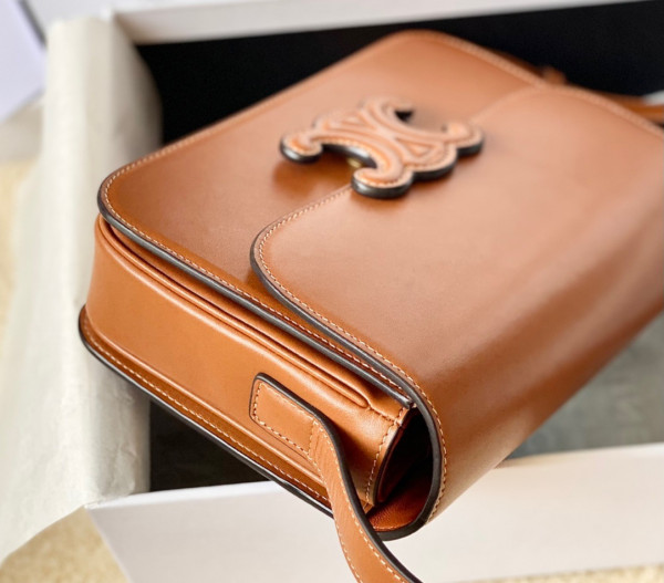 Ce**e classique triomphe bag