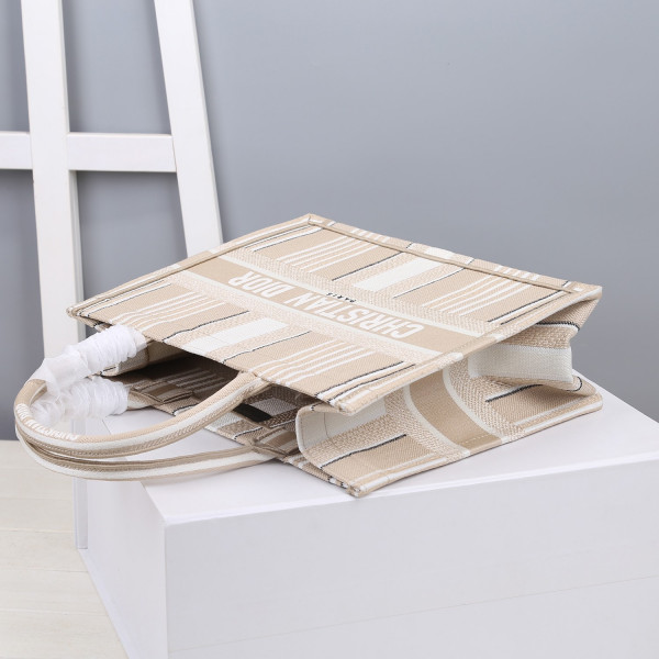 medium D*or book tote