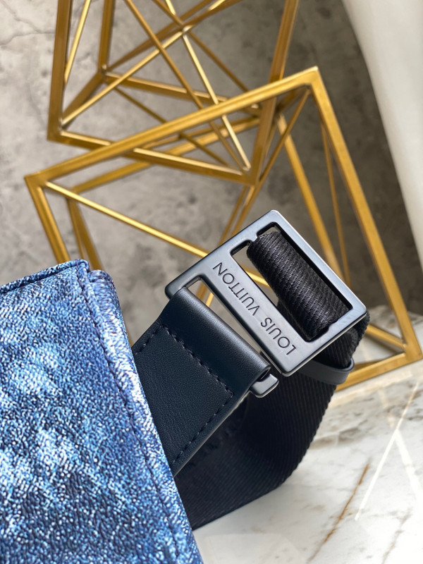 l**is V*t*n trunk slingbag